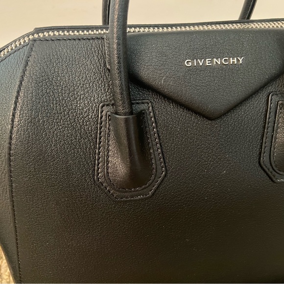 Givenchy Medium Antigona bag in grained leather - Picture 6 of 15